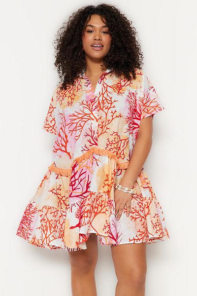 Trendyol Curve Plus-Size-Strandkleid aus Voile mit orangefarbenem Korallenmuster und Rüschendetail TBBSS23AH00003