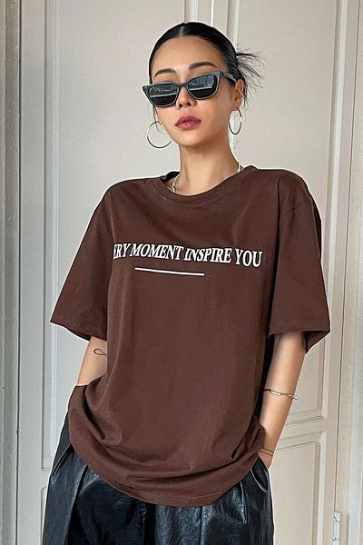 MODAGEN Μπλουζάκι ώμου εμπριμέ Coffee Oversize