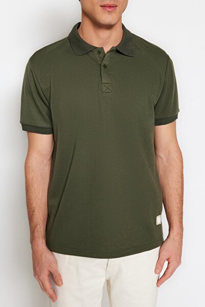 Trendyol Collection Prémiové khaki tričko s pravidelným/normálním střihem a nášivkou Pique Polo Neck TMNSS23PO00016