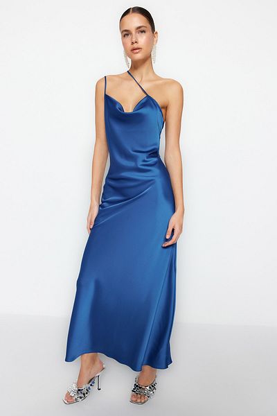 Trendyol Collection Saks szőtt szatén hosszú estélyi ruha TPRSS23AE00109