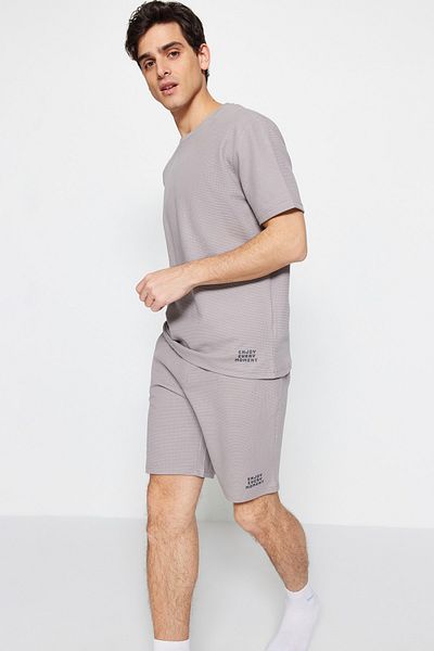 Trendyol Collection Graues Pyjama-Set mit gestrickten Shorts und normaler Passform TMNSS23PT00032