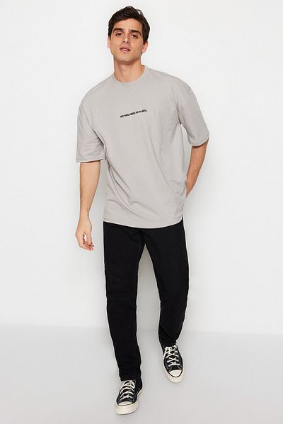 Trendyol Collection Übergroßes graues Baumwoll-T-Shirt – Text bedruckt, TMNSS23TS00190