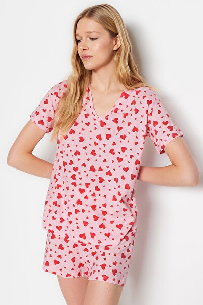 Trendyol Collection Rosafarbenes Pyjama-Set aus 100 % Baumwolle mit Herzmuster und Shorts THMSS23PT00013