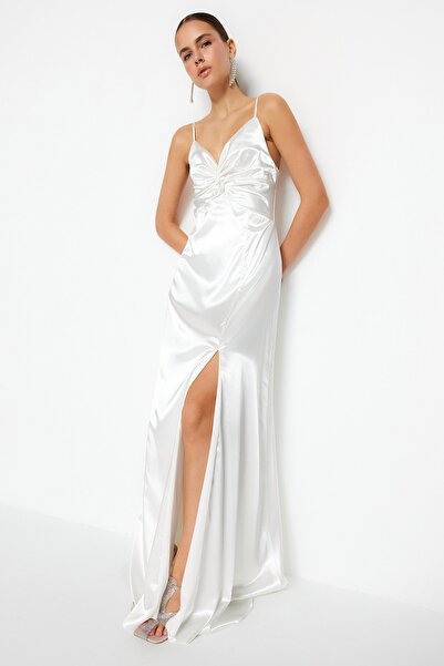 Trendyol Collection Ekrü bélésű szőtt szatén esküvői/Nikah hosszú estélyi ruha TPRSS23AE00148