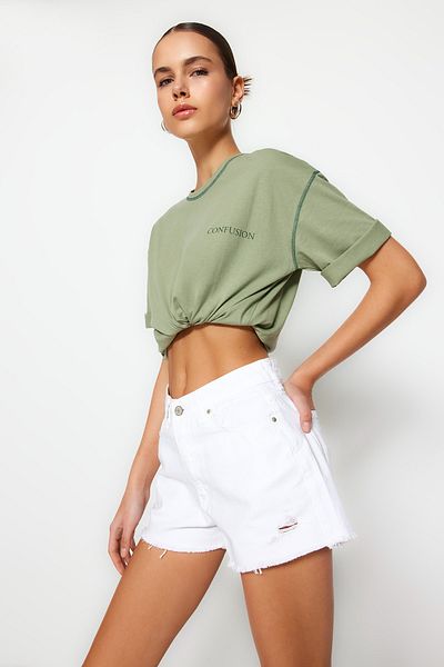 Trendyol Collection Weiße, zerrissene Denim-Shorts mit normaler Taille TWOSS23SR00154