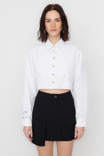Trendyol Collection X Sagaza Studio Ecru Gold Button részletes Crop ing TCLSS23GO00002