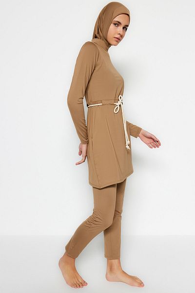 Trendyol Modest 4-teiliges Badeanzug-Set aus gestricktem Lycra mit Nerzgürtel und Gürtel TCTSS23CF00039
