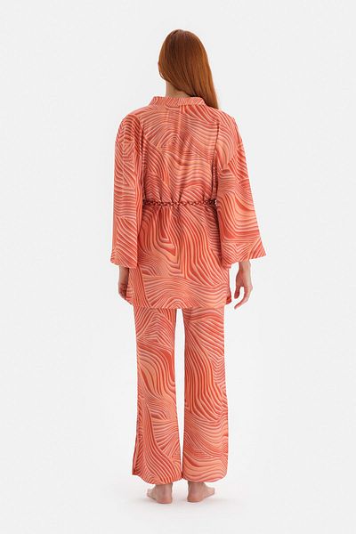 Dagi Morgenmantel aus bedrucktem Satin mit Fliesenmuster und Schlitzdetail