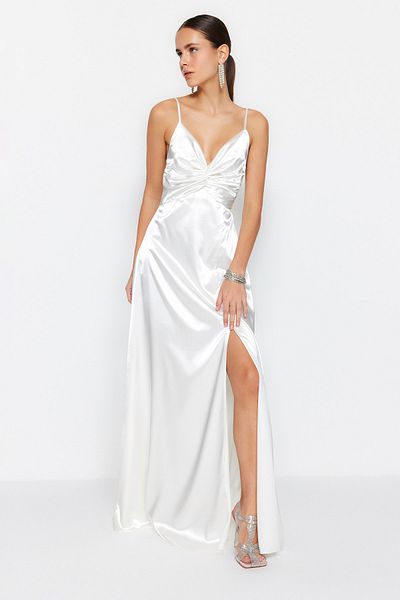 Trendyol Collection Ecru gefüttertes gewebtes Satin-Hochzeits-/Nikah-langes Abendkleid TPRSS23AE00148