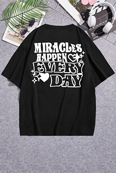 FUWEAR Μαύρα θαύματα συμβαίνουν κάθε μέρα Σχεδιασμένο μπλουζάκι με λαιμόκοψη ...