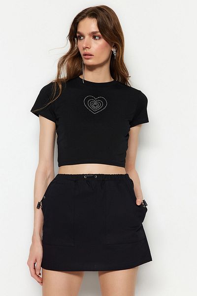 Trendyol Collection Tricou tricotat elastic din bumbac, cu decolteu scurt, cu imprimeu cu piatră neagră TWOSS23TS00180