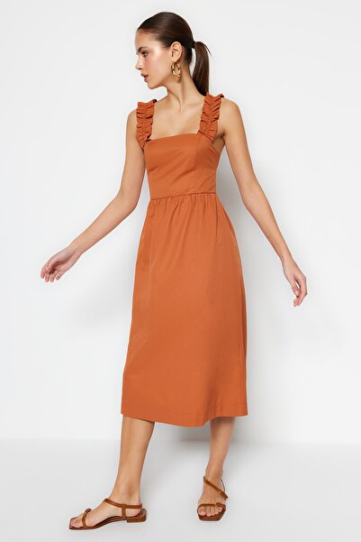 Trendyol Collection Λεπτομερές υφαντό φόρεμα με πλακάκια Midi λουράκι με βολάν TWOSS23EL01699