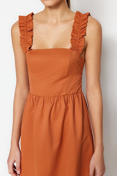 Trendyol Collection Λεπτομερές υφαντό φόρεμα με πλακάκια Midi λουράκι με βολάν TWOSS23EL01699