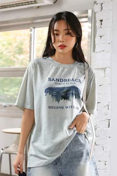 MODAGEN Γυναικείο μπλουζάκι Oversize σε γκρι Sandbeach με στάμπα