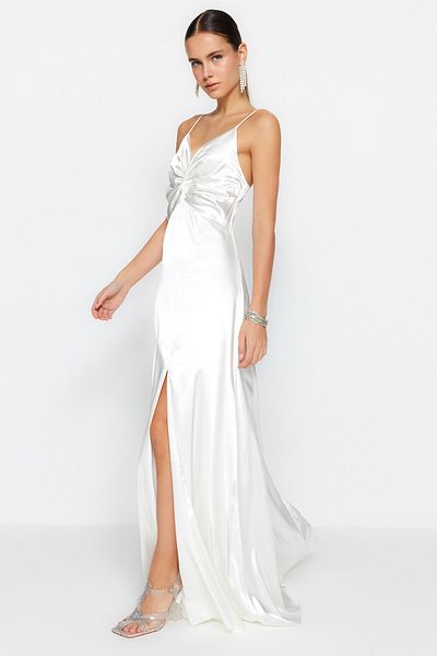 Trendyol Collection Ecru gefüttertes gewebtes Satin-Hochzeits-/Nikah-langes Abendkleid TPRSS23AE00148