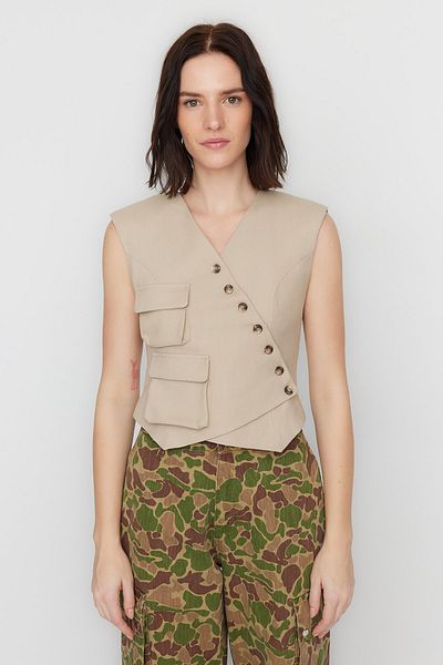 Trendyol Collection X Sagaza Studio Бежова жилетка с детайли с джоб TCLSS23YE00001