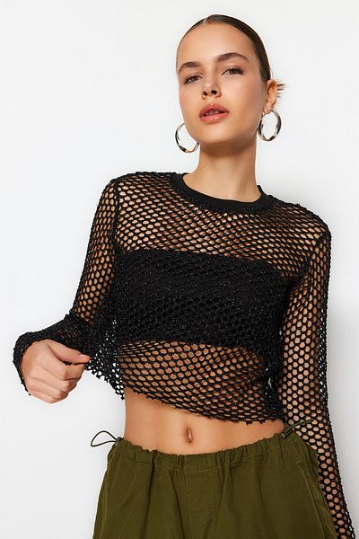 Trendyol Collection Schwarze, locker geschnittene, bauchfreie Strickbluse aus Lurex-Mesh mit Rundhalsausschnitt TWOSS23BZ00523