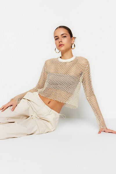 Trendyol Collection Beigefarbene, locker geschnittene, bauchfreie Strickbluse aus Lurex-Mesh mit Rundhalsausschnitt TWOSS23BZ00523