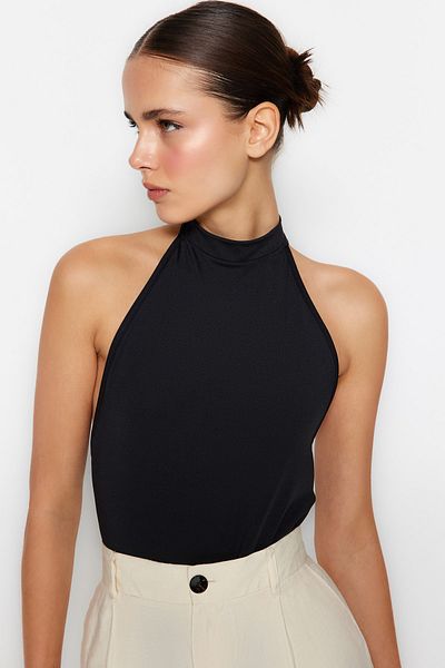 Trendyol Collection Flexibler Strick-Body – Schwarz, Stehkragen, tief ausgeschnittener Rücken, unterer Druckknopfverschluss TWOSS23BD00037