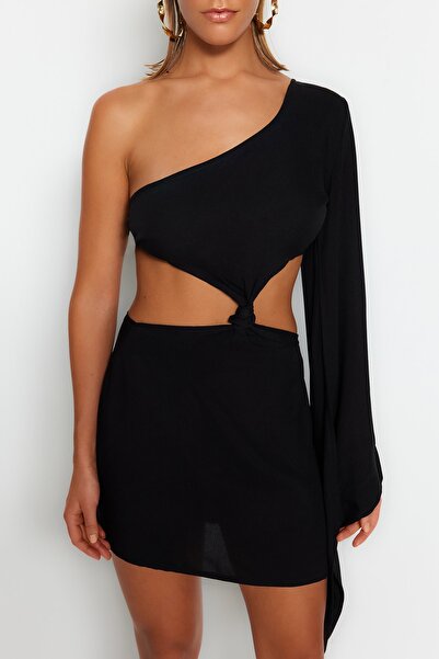 Trendyol Collection Černé mini plážové šaty na jedno rameno – s detailem výřezu, TBESS23EL00191