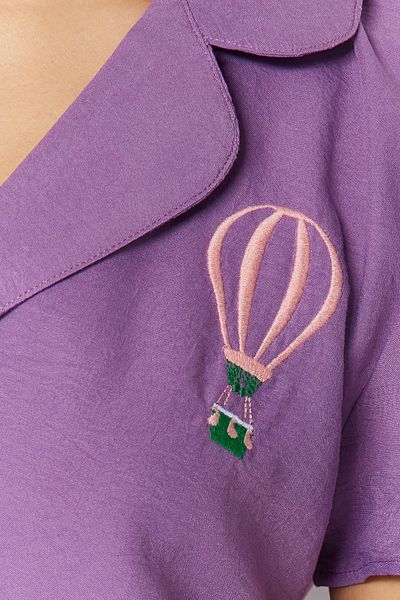 Trendyol Collection Fialová zábavná vyšívaná tkaná pyžamová souprava s šortkami THMSS23PT00232
