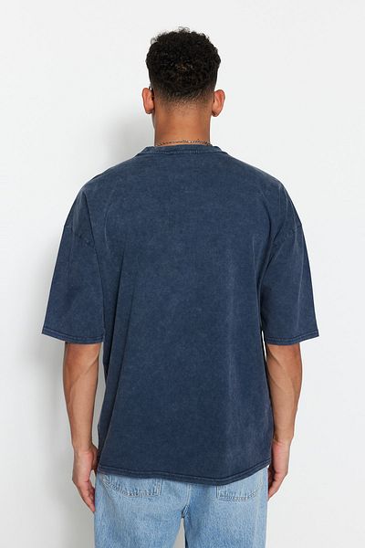 Trendyol Collection Indigo-T-Shirt in Übergröße, 100 % Baumwolle, verblasster Effekt, PremiumTMNSS23TS00153