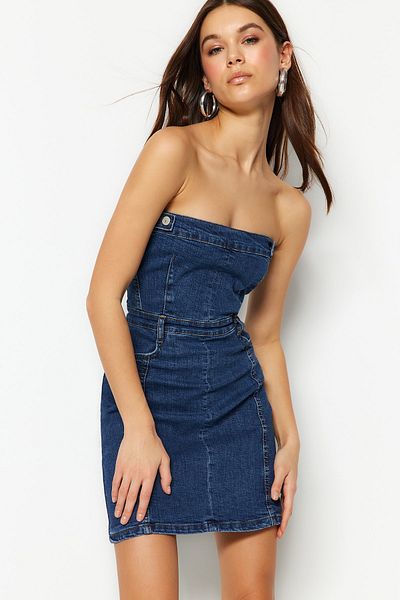 Trendyol Collection Blaues, trägerloses Mini-Jeanskleid mit Knopfdetail in limitierter Auflage TWOSS23EL01731
