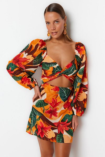 Trendyol Collection Tropisch gemustertes, figurbetontes, gewebtes Mini-Strandkleid aus 100 % Baumwolle mit Ausschnitt/Fenster TBESS23EL00175