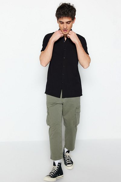 Trendyol Collection Schwarzes Strickhemd mit Slim Fit und vorherrschendem Kragen – Kurzarm, Piqué, Modell TMNSS22GO0025