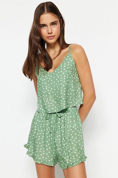 Trendyol Collection Mintgrünes Pyjama-Set aus Viskosegewebe mit Tupfen, Rüschendetail und Seilträgern THMSS21PT0742