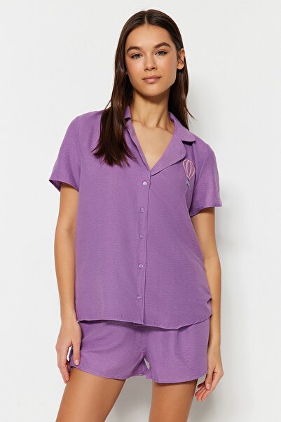 Trendyol Collection Lila vidám szőtt pizsama szett hímzett rövidnadrággal THMSS23PT00232