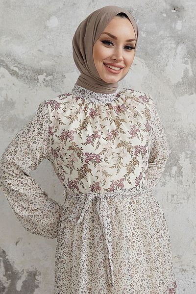 InStyle Nessa Kvetinové opaskové šifónové šaty - púdrové