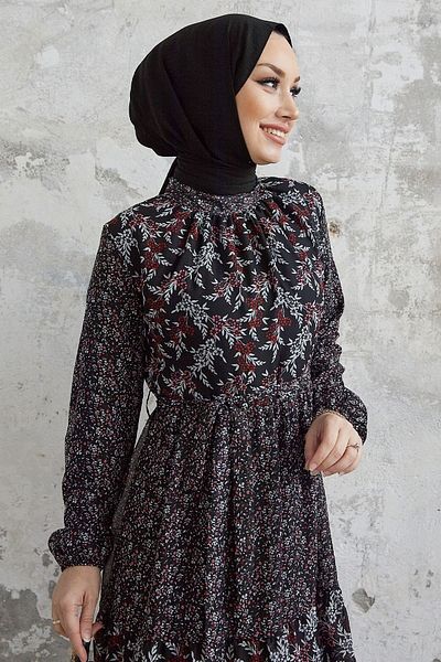 InStyle Květinové šifonové šaty Nessa s páskem - černé