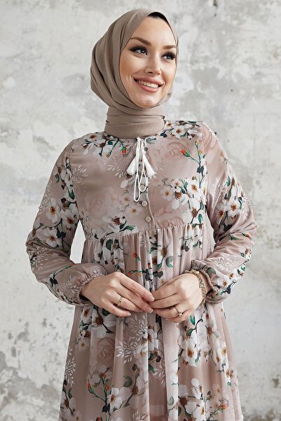 InStyle Šifónové šaty so vzorom Liviza so strapcom – béžové