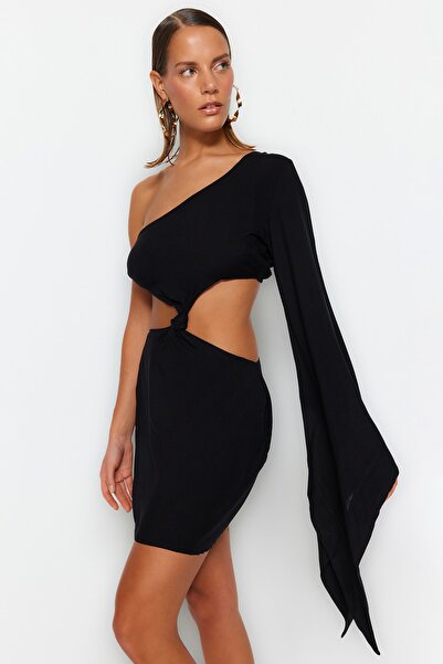 Trendyol Collection Černé mini plážové šaty na jedno rameno – s detailem výřezu, TBESS23EL00191