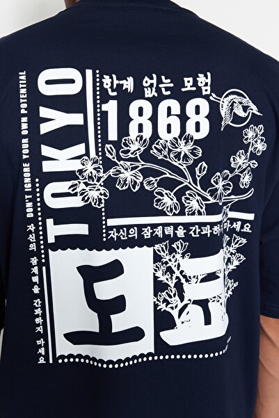 Trendyol Collection Távol-keleti mintás sötétkék túlméretezett pamut póló - TMNSS23TS00170