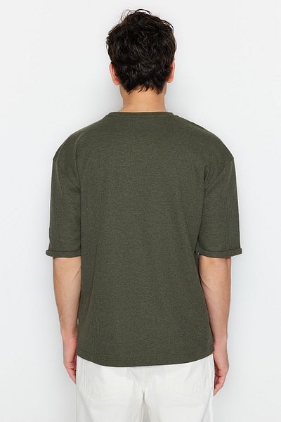 Trendyol Collection Khakifarbenes, übergroßes T-Shirt mit Rundhalsausschnitt und Taschen – TMNSS23TS00077 mit Etikettendetail