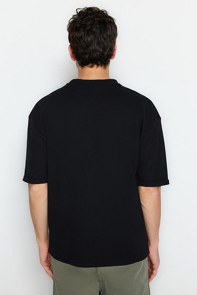 Trendyol Collection Μαύρο μπλουζάκι oversize - κοντό μανίκι, τσέπη, λεπτομέρεια ετικέτας TMNSS23TS00077