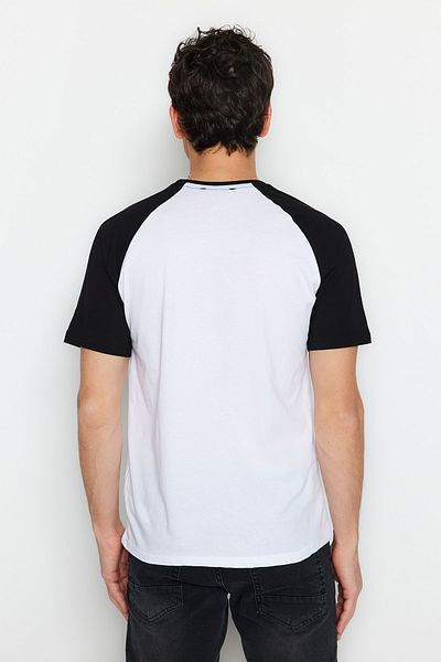 Trendyol Collection Kurzes T-Shirt aus 100 % Baumwolle mit schwarzen und weißen Ärmeleinsätzen – TMNSS20TS0182