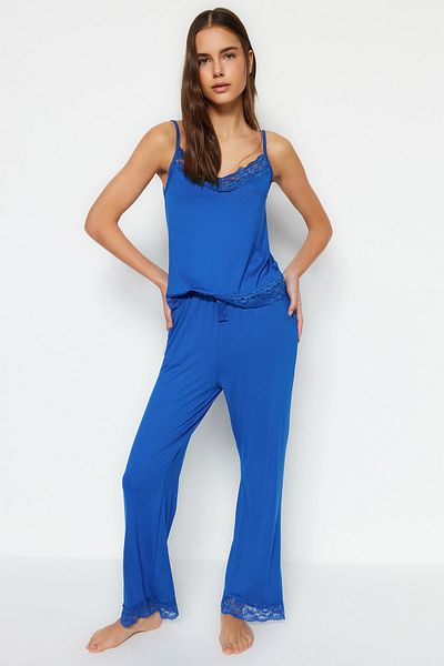 Trendyol Collection Viskose-Strick-Pyjama-Set mit blauem Spitzen- und Band-/Schleifendetail und Seilriemen THMSS20PT0134