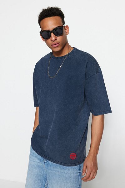 Trendyol Collection Indigo-T-Shirt in Übergröße, 100 % Baumwolle, verblasster Effekt, PremiumTMNSS23TS00153
