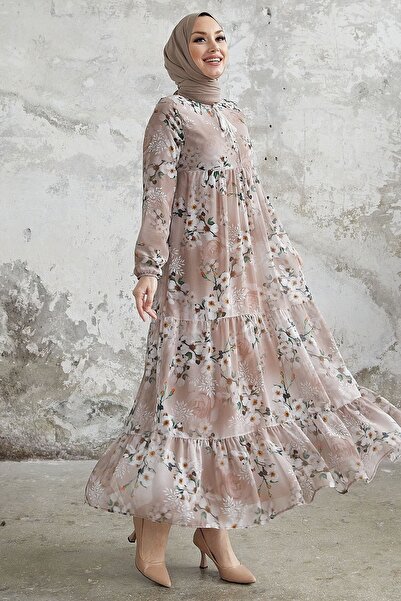 InStyle Šifónové šaty so vzorom Liviza so strapcom – béžové