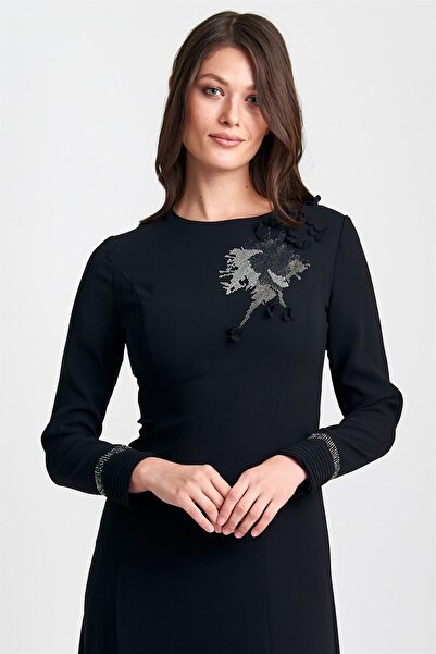 Esswaap Siyah Kol Uçları Pilili, Taş Ve Çiçek Aksesuarlı Abiye Elbise