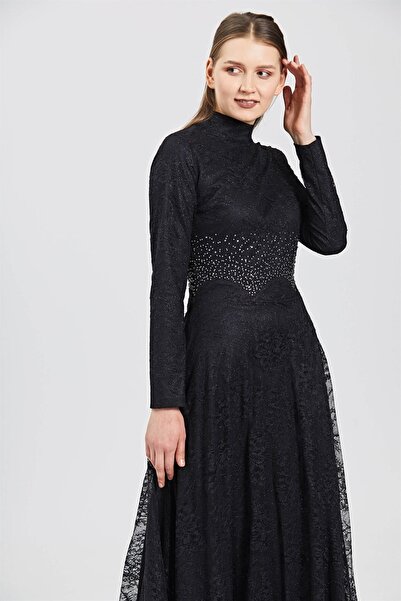 Esswaap Siyah Dantel Üzeri Inci Çakma Aksesuarlı Abiye Elbise