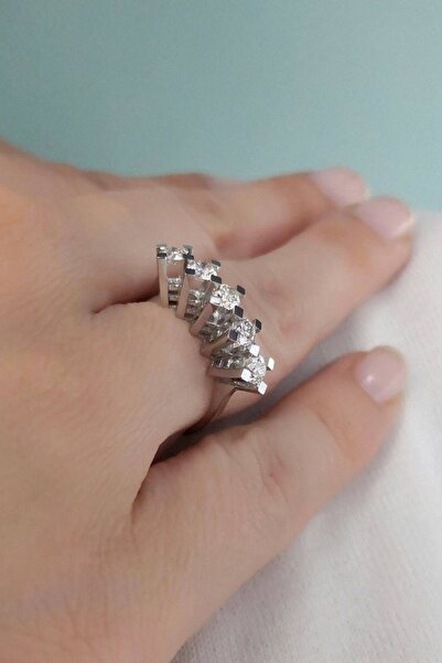 Crystal Diamond Zirconia Işıklı Kutuda Yüksek Montür 1.50 Karat Beştaş Yüzük