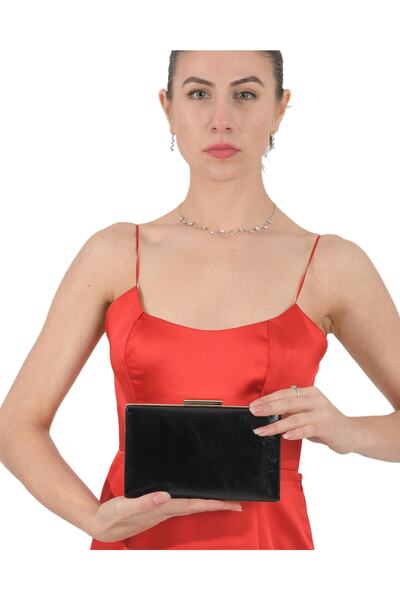 Biçanta Geantă elegantă din piele lăcuită, culoare neagră, carcasă aurie, pot...