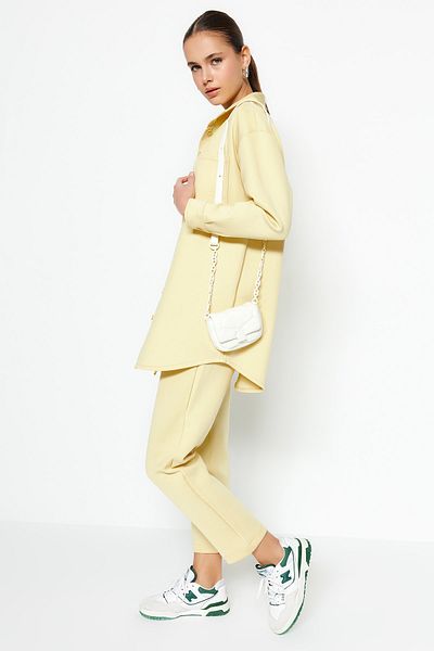 Trendyol Modest Set aus Hemd und Hose aus Scuba-Stoff - Gelb mit Taschendetail TCTSS23US00011