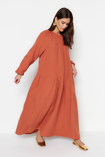 Trendyol Modest Cinnamon Gather Λεπτομερές 100% βαμβακερό υφασμένο φόρεμα μουσελίνας με φαρδιά γραμμή TCTSS23EB00285