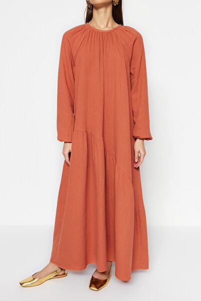 Trendyol Modest Cinnamon Gather Λεπτομερές 100% βαμβακερό υφασμένο φόρεμα μουσελίνας με φαρδιά γραμμή TCTSS23EB00285
