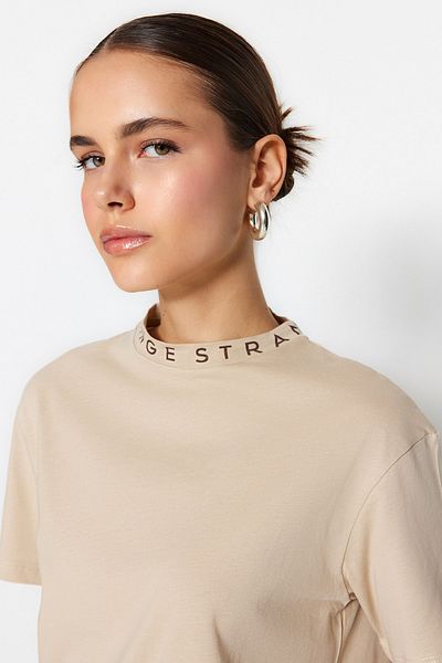 Trendyol Collection Kő 100% pamut normál/normál szabású szlogen Nyomtatott alap állógallérral kötött póló TWOAW20TS0099